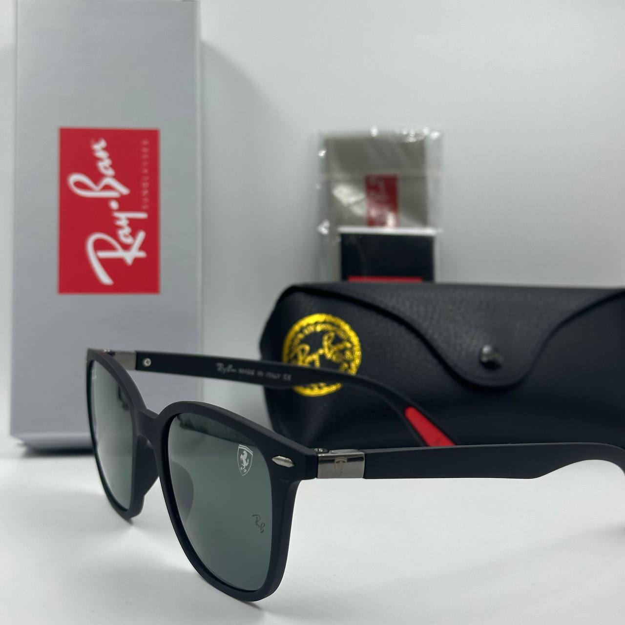 Lunettes de soleil Ray-Ban Ferrari